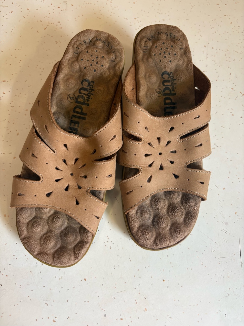 Vintage 90’s Cobbie Cuddlers leather Tan Slip-On clog Sandals with flower design